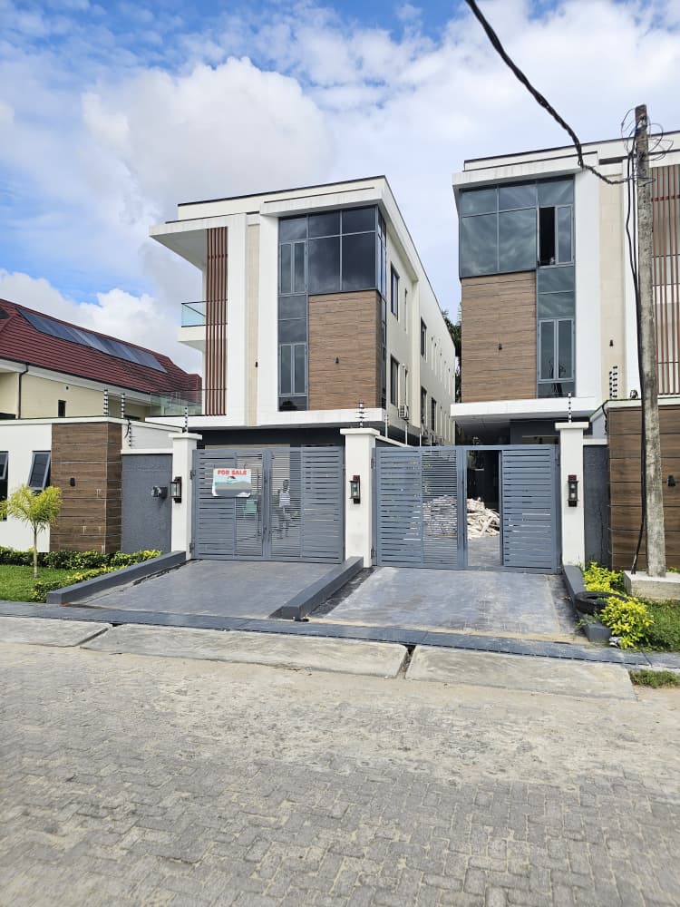 5 bedroom Detached Triplex