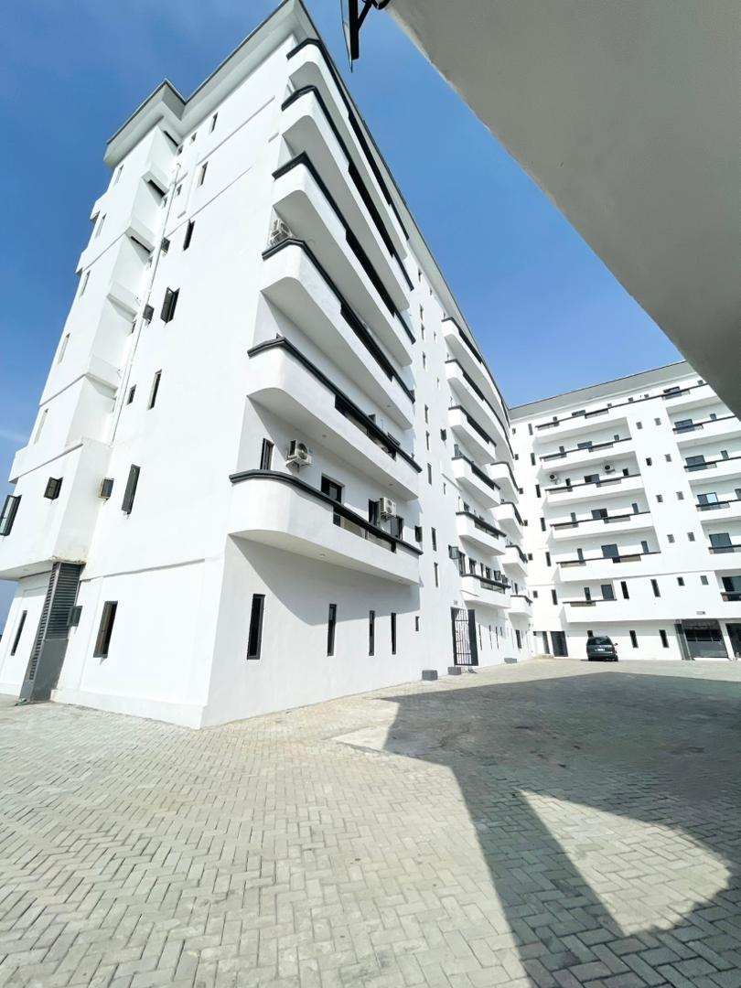 3BEDROOM SERVICED APARTMENT CHEVRON LEKKI LAGOS 🇳🇬 SERVICED APARTMENT CHEVRON LEKKI 📍Location: CHEVRON LEKKI LAGOS 🇳🇬 📌Price: NGN165M Amenities: - [ ] Modern Day POP Ceiling - ⁠[ ] Open kitchen - [ ] Detailed finishing - [ ] Wardrobes - [ ] Water heater - [ ] Heat extractor - ⁠[ ] Elevator - ⁠[ ] Car park