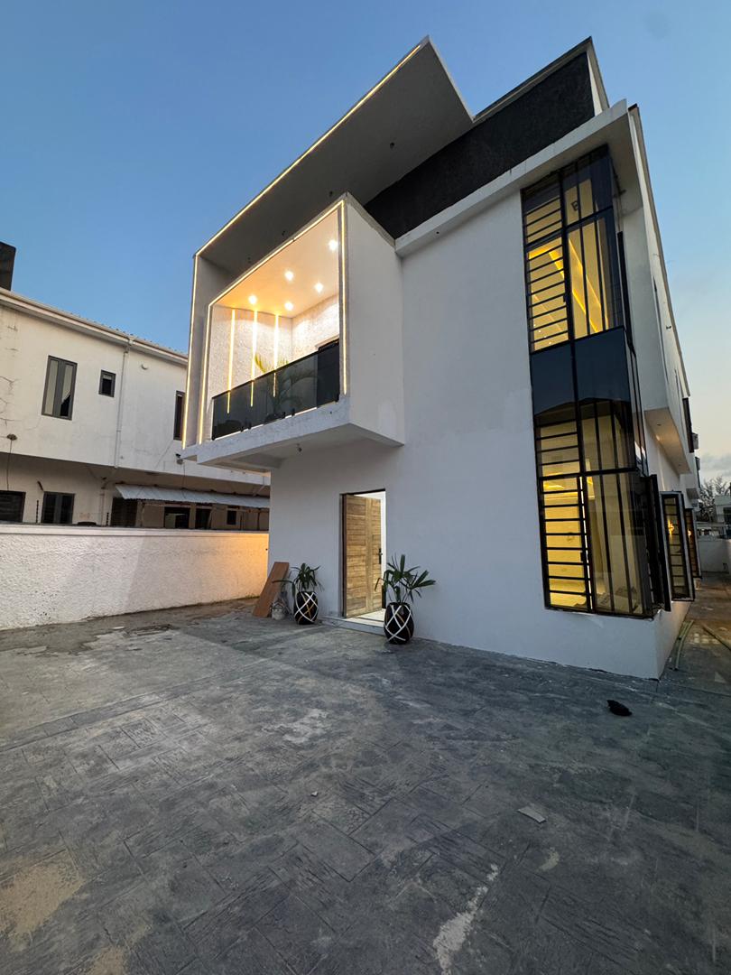 4 BEDROOM DETACHED DUPLEX WITH A BQ