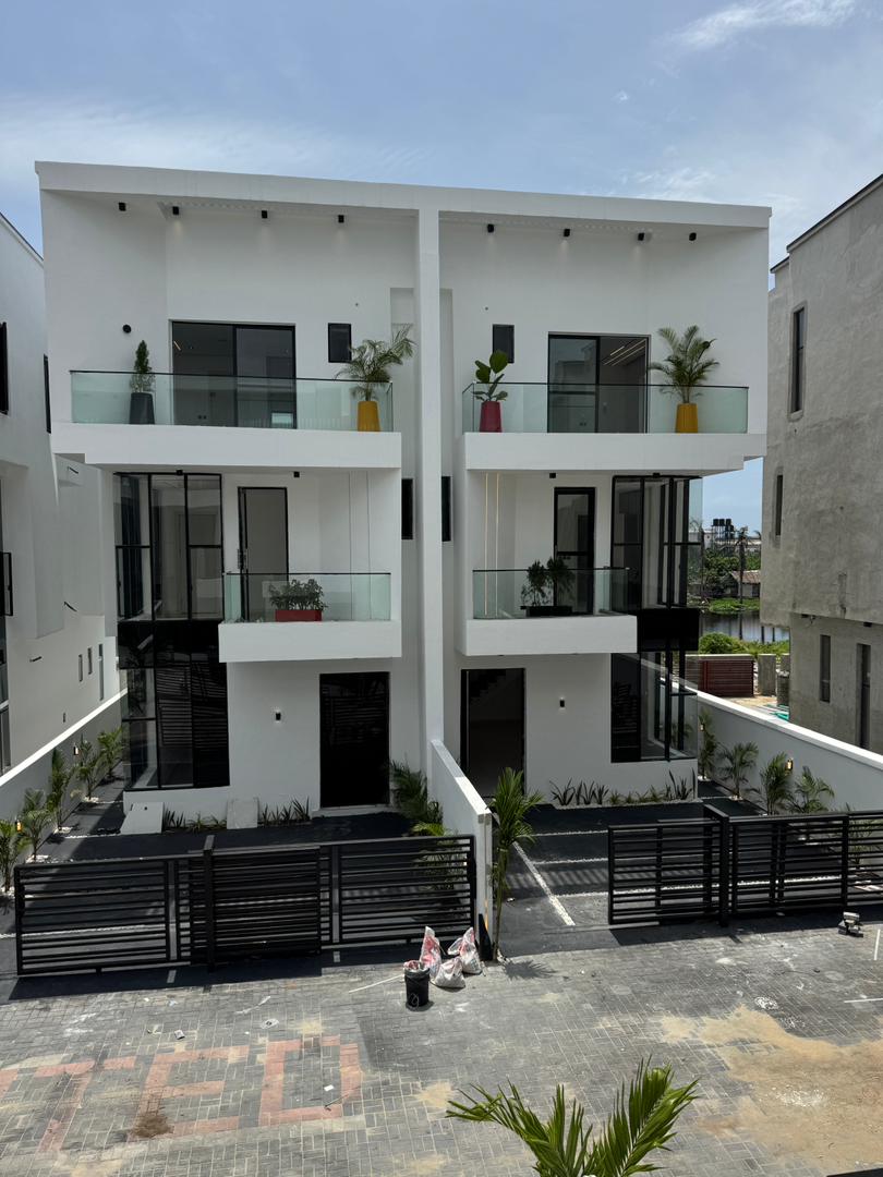 Spacious 4 Bedroom Semi-Detached Duplex with a BQ