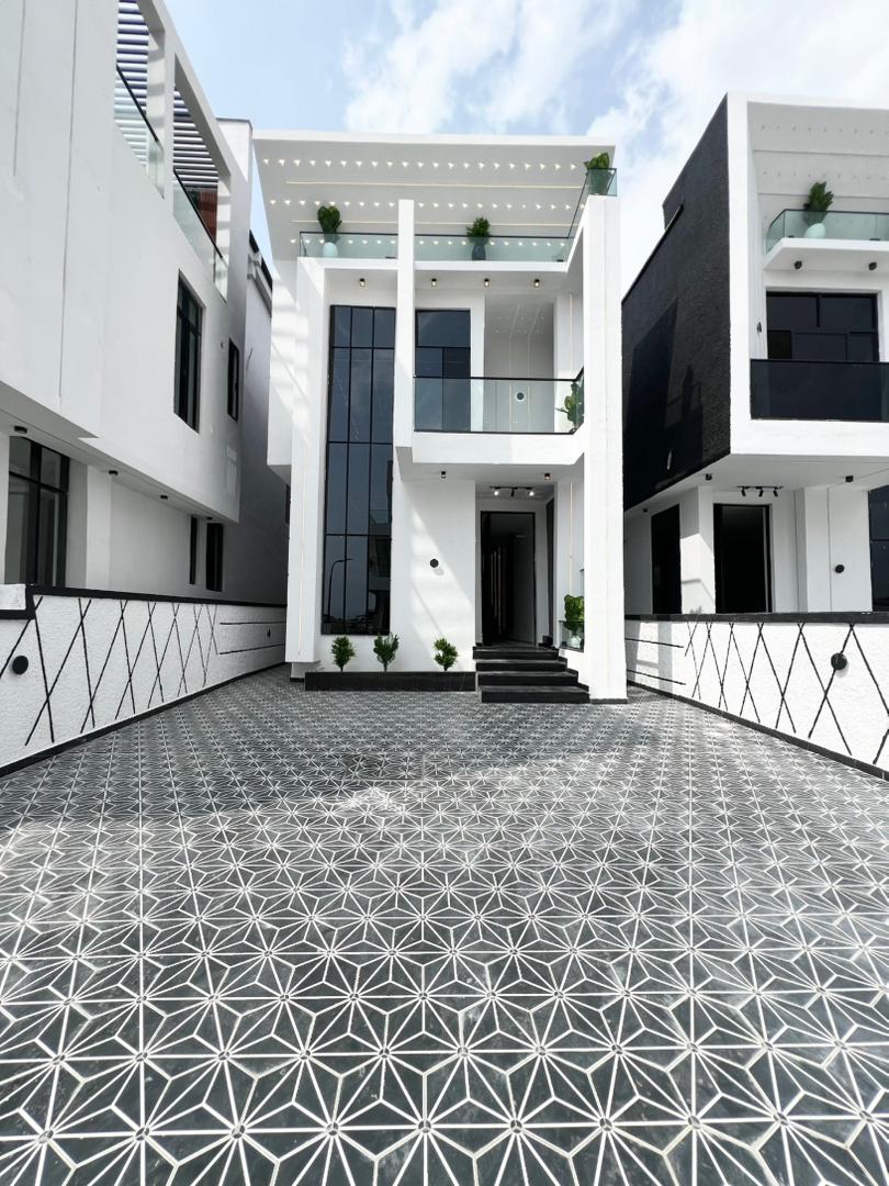 LUXURY 5BEDROOM FULLY DETACHED CHEVRON LEKKI