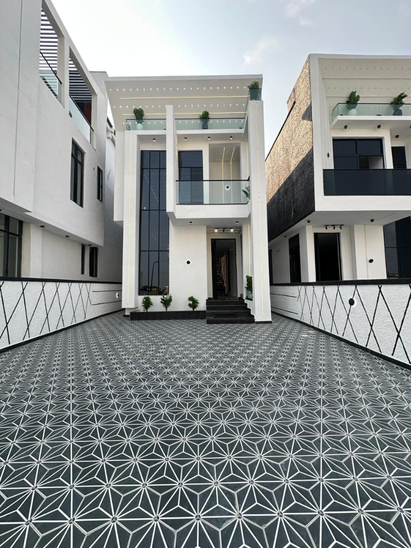 Luxury Spacious 5 Bedroom Fully Detached Chevron,