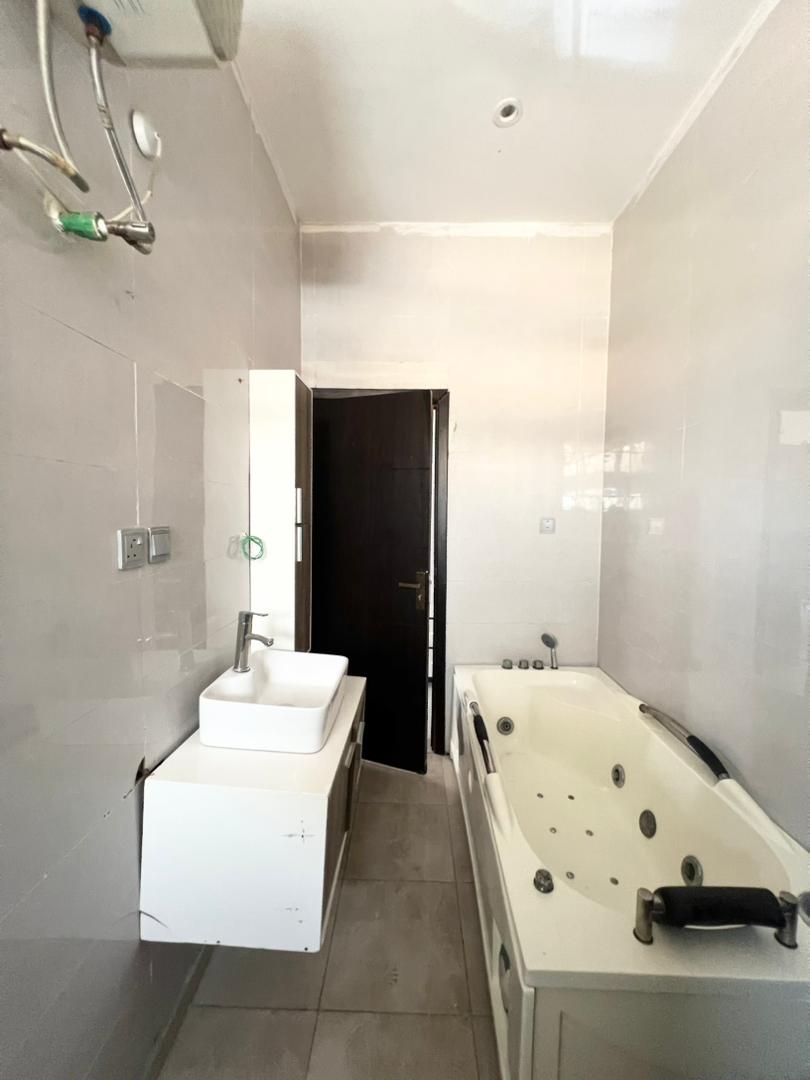 4-bedroom-duplex-for-rent-with-security-house-lekki (44)