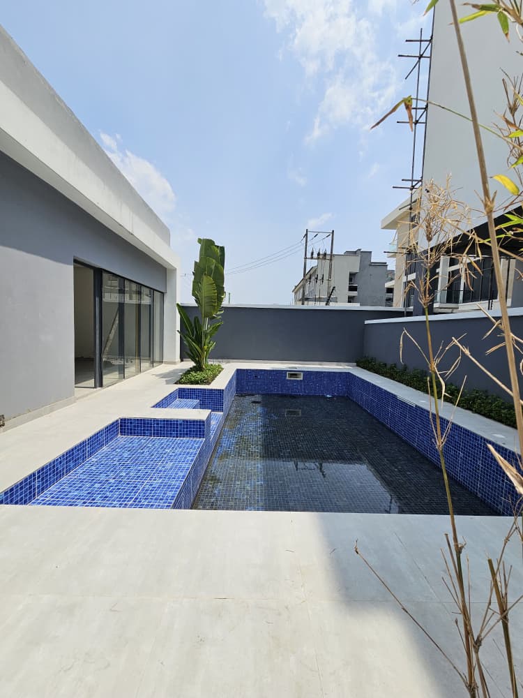 spacious-1-bedroom-apartment-for-sale-lekki-phase-1-lagos (12)