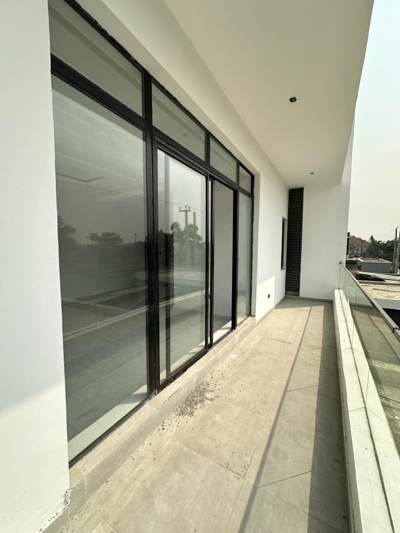 spacious-1-bedroom-apartment-for-sale-lekki-phase-1-lagos (19)