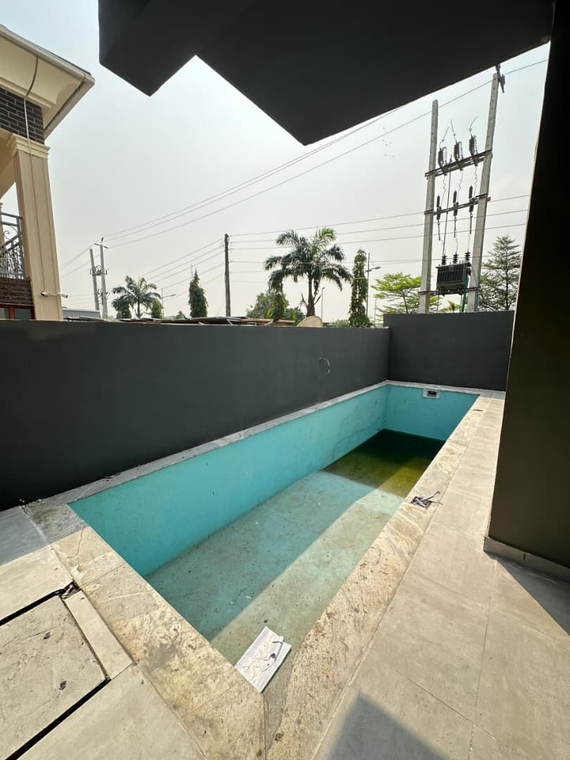 spacious-1-bedroom-apartment-for-sale-lekki-phase-1-lagos (4)