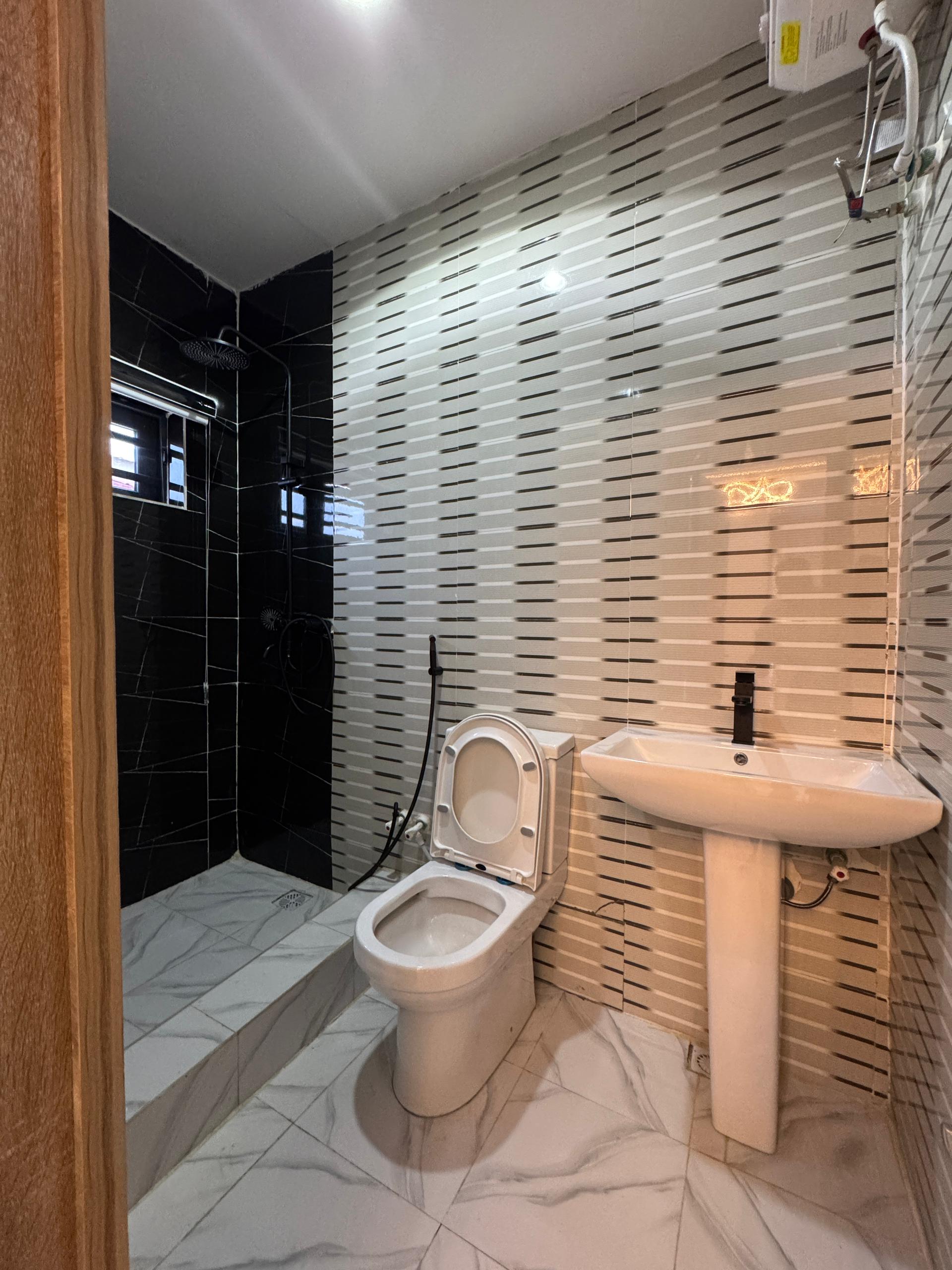 spacious-3-bedroom-apartment-freedom-way-lekki-phase-1 (12)