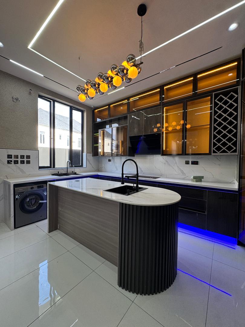 stunning-5-bedroom-house-for-sale-orchid-road-lekki-lagos (2)
