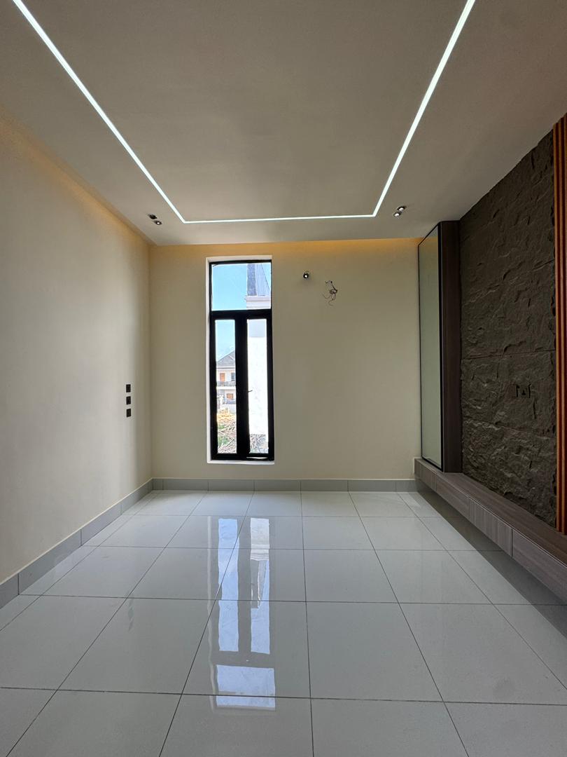 stunning-5-bedroom-house-for-sale-orchid-road-lekki-lagos (4)