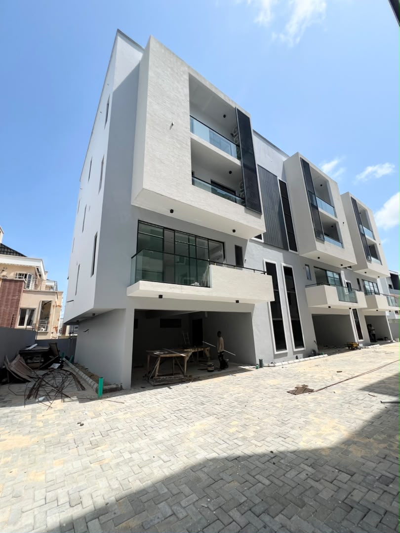 4 Bedroom Terrace Duplex for Sale in Lekki Phase 1, Lagos (1)